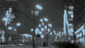 zdjęcie nocne Warszawy, wszystko niewyraźne, dużo świateł wieżowców, latarni, neonów
