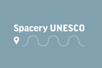 grafika. Na szarym tle napis Spacery UNESCO online środa 18:30