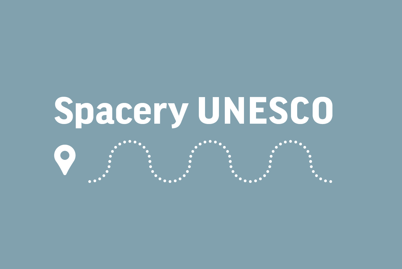 Grafika. Na szarym tle napis Spacery UNESCO online środa 18:30